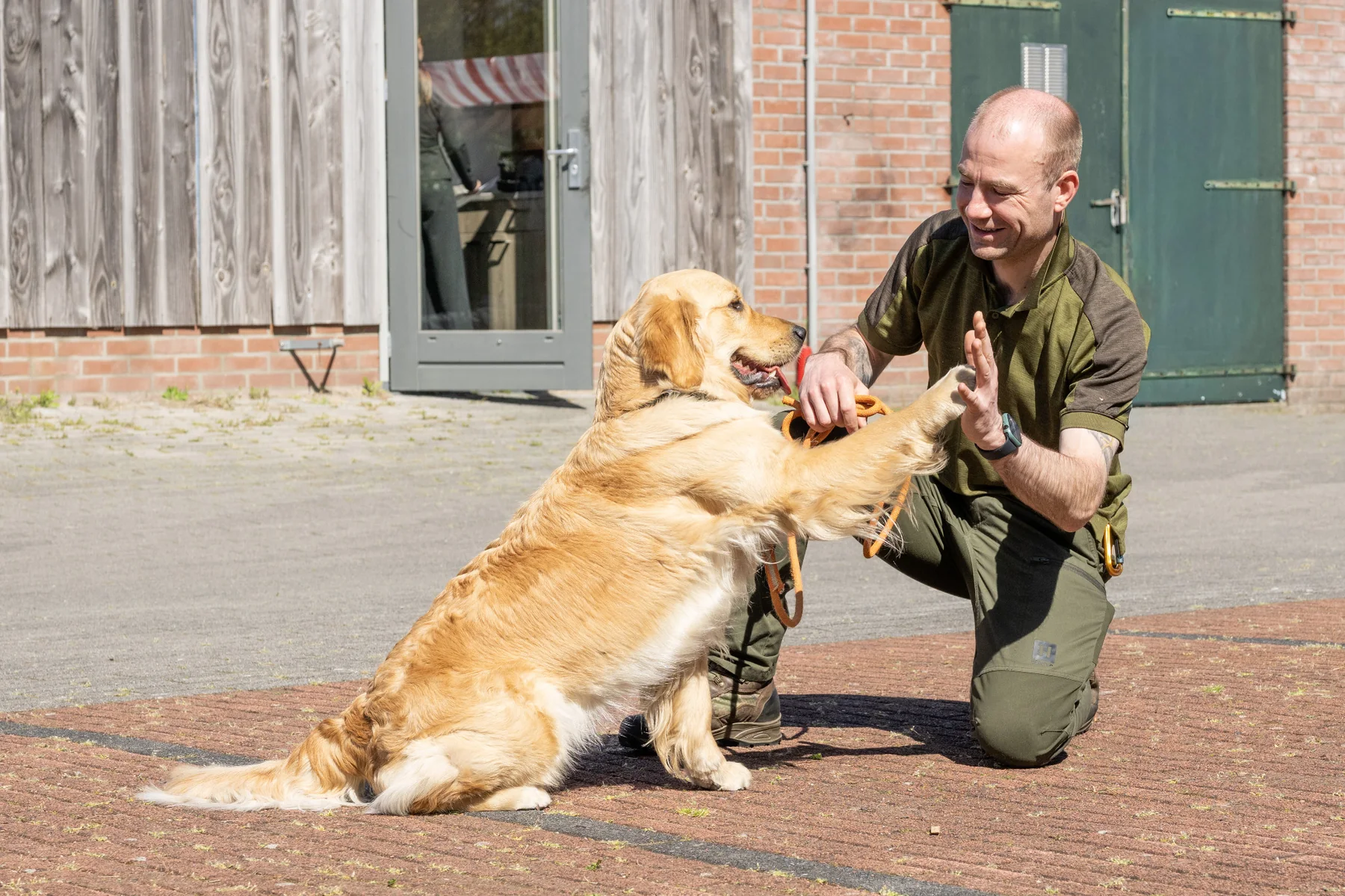 Wouter en Bailey geven elkaar een high five.
