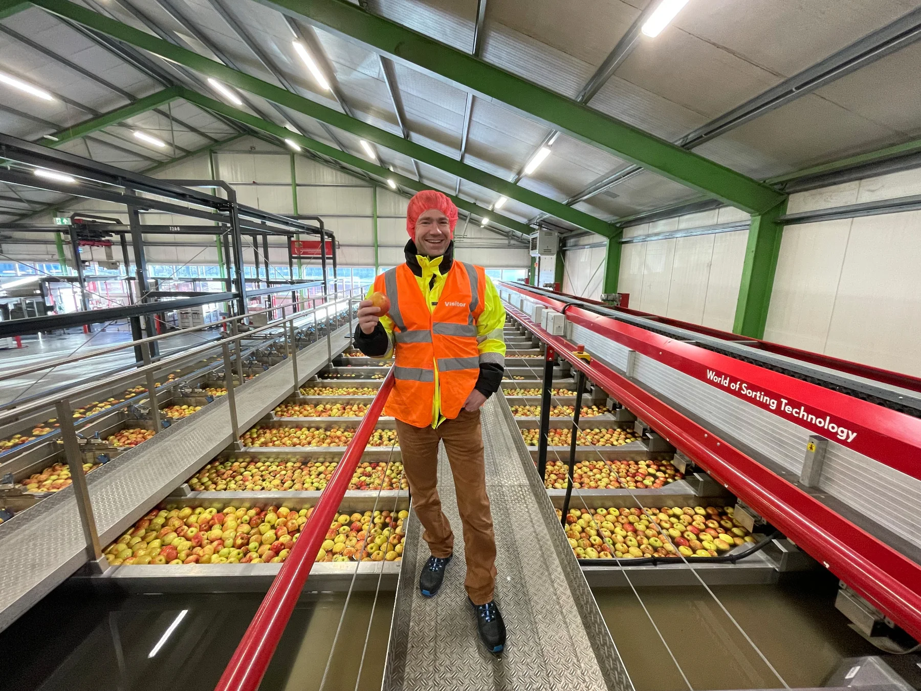 Wouter bij een geautomatiseerde appelsorteerlijn