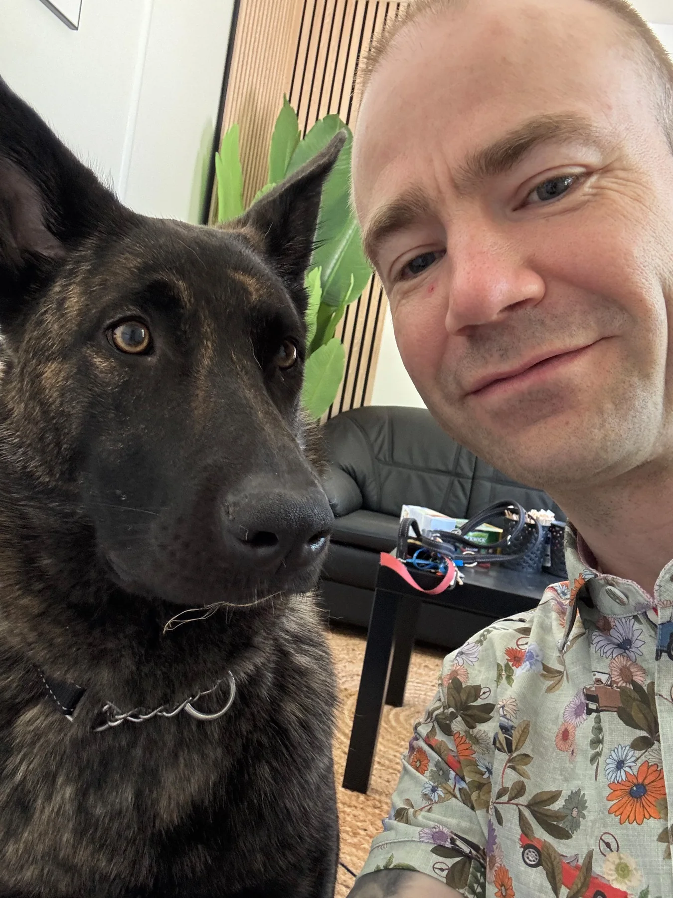 Wouter met een Hollandse herder van de buren