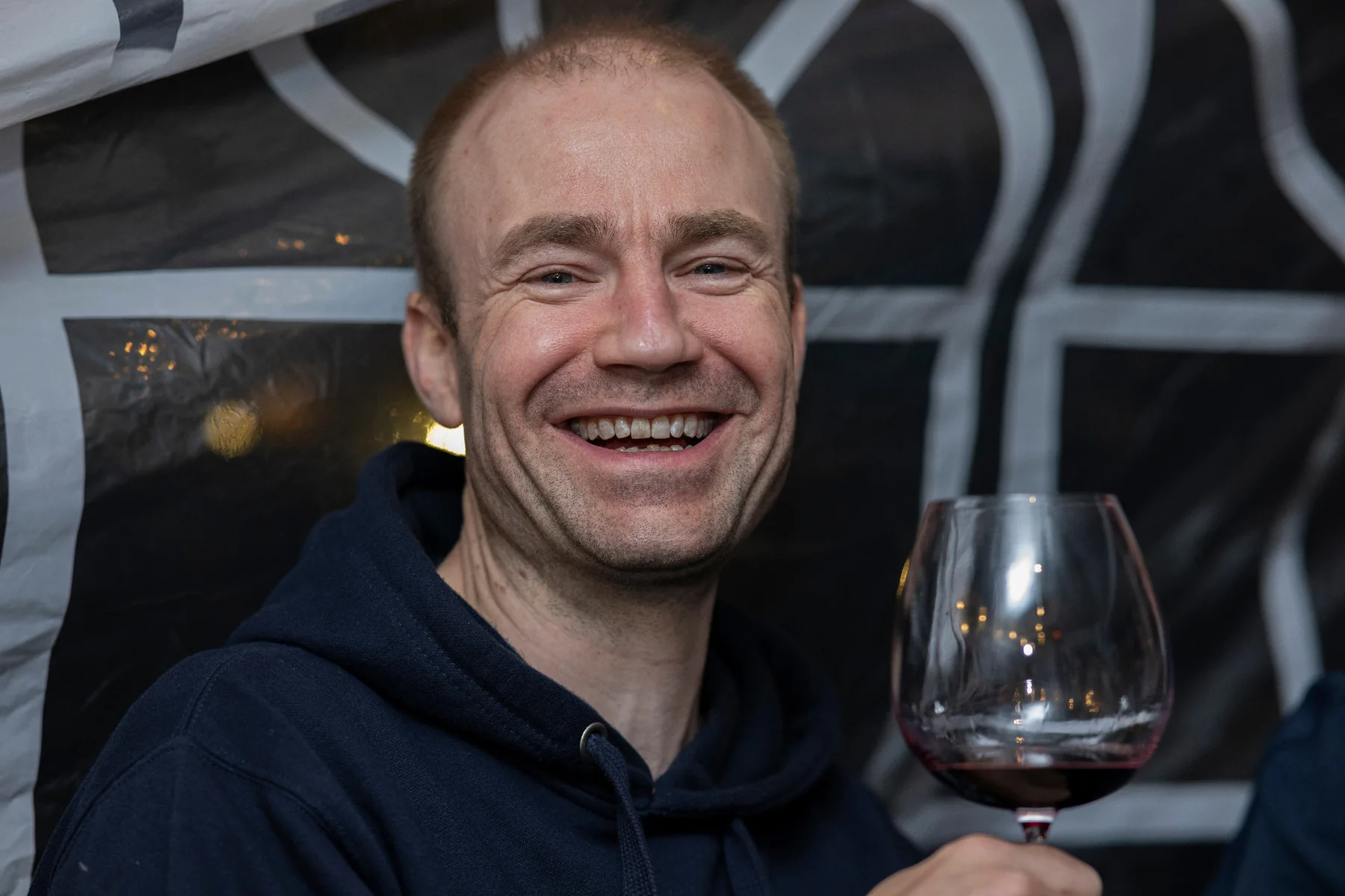 Wouter proeft rode wijn