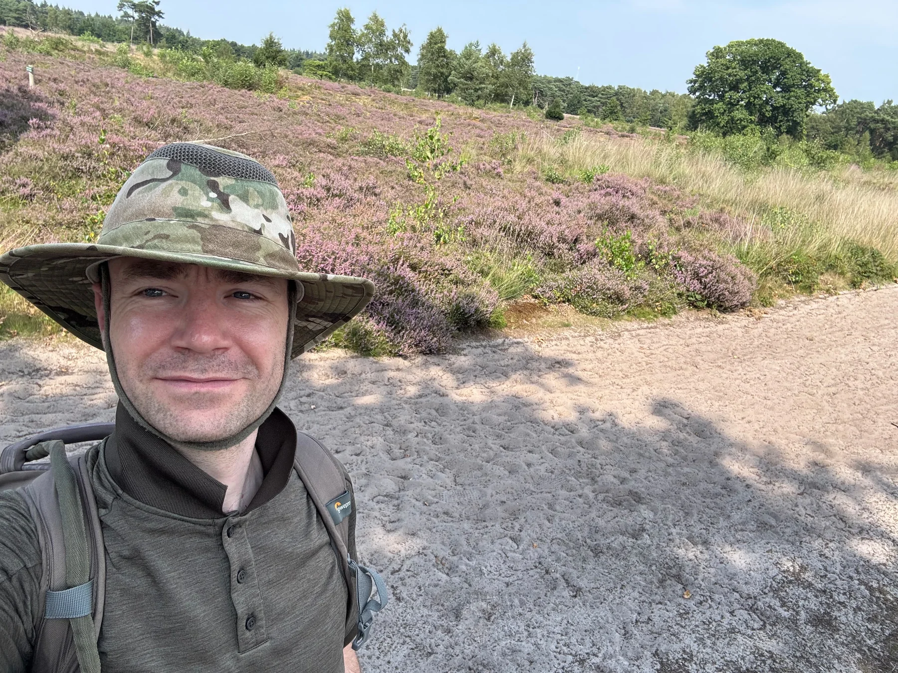 Wouter op de heide tijdens een wandeling en natuurmoment